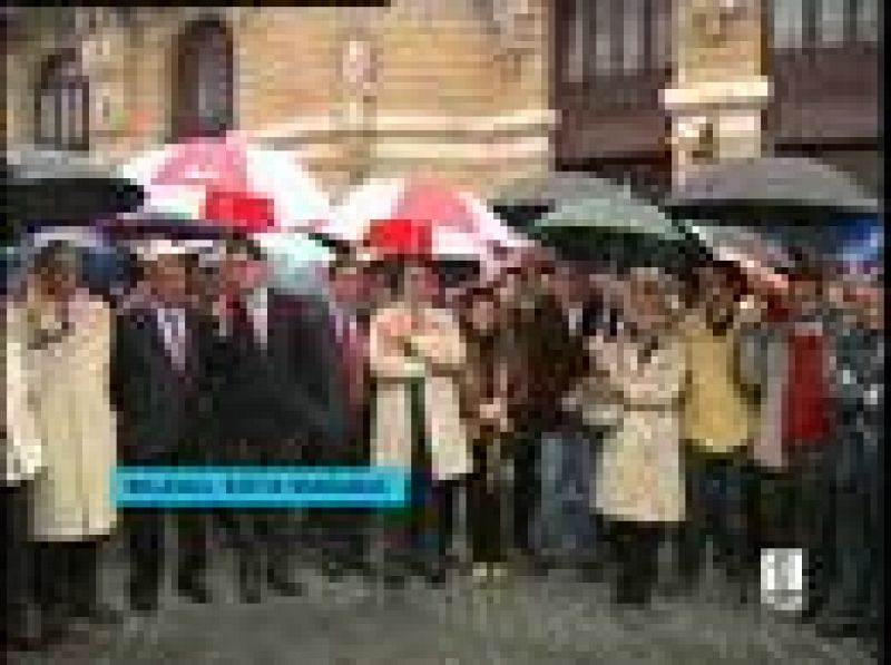 Ciudadanos y trabajadores de medios de comunicación se han concentrado en Zamudio y Bilbao para condenar el atentado de ayer contra la rotativa de El Correo (09/06/08).