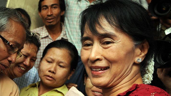 Telediario 1 - Suu Kyi tendrá un escaño