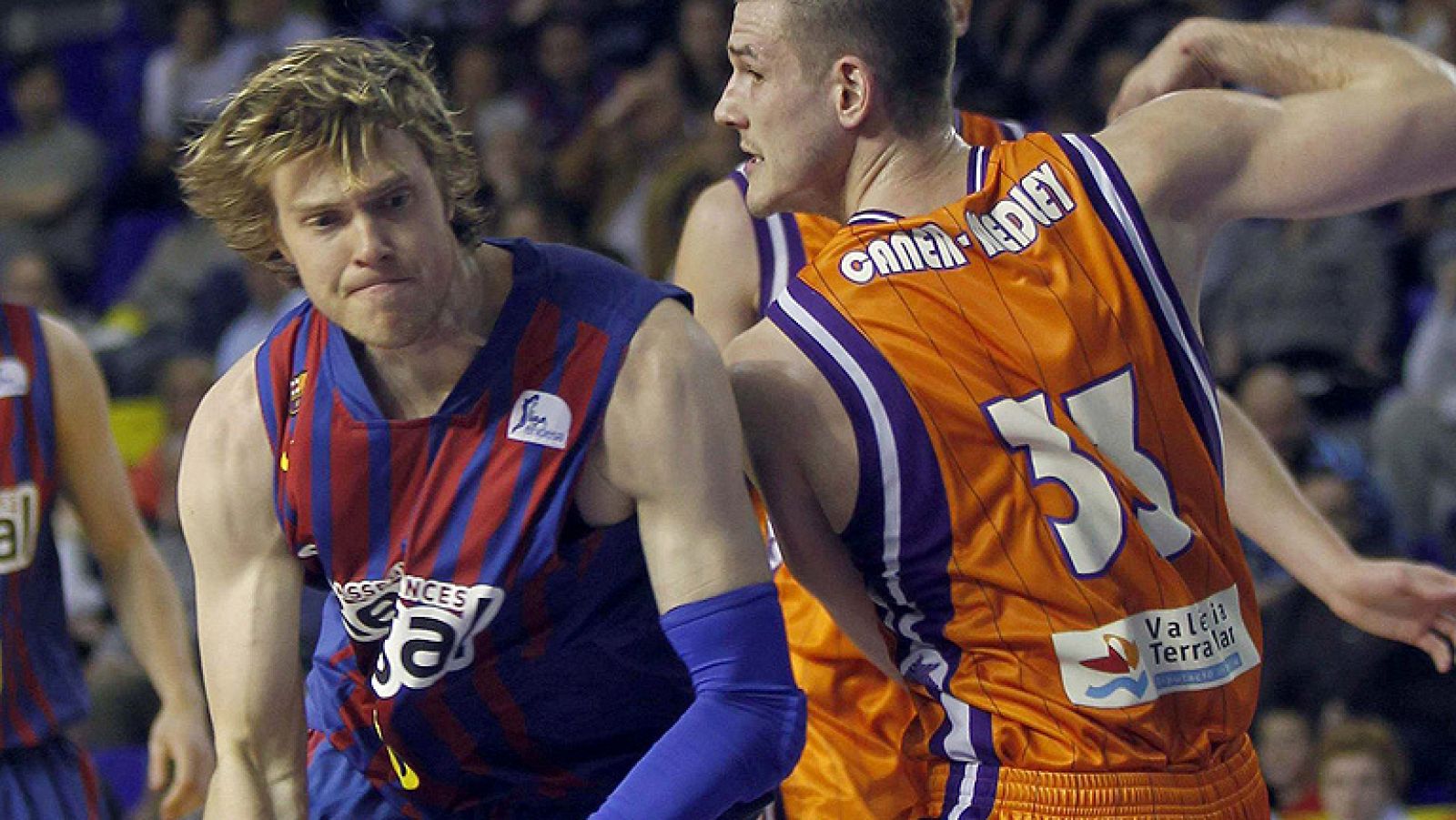 El F.C. Barcelona Regal ha aguantado la poderosa reacción del Valencia Basket, ganando por 76-72 con un oportuno Navarro en los minutos finales. De esta forma, los blaugrana mantienen el liderato.