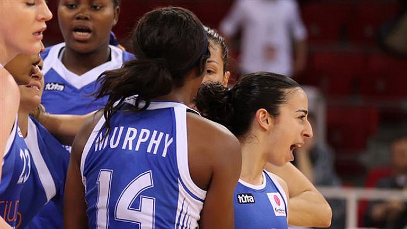 El Ros Casares se ha impuesto al Rivas Ecópolis (52-65) en la  final española de la Euroliga de baloncesto y consigue así su primer  trofeo en esta competición. El equipo valenciano sucede al Perfumerías Avenida en lo que  supone la cuarta victoria d