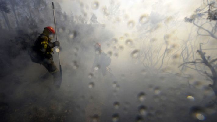 Telediario 1 - Continúa activo el incendio en las Fraguas do Eume