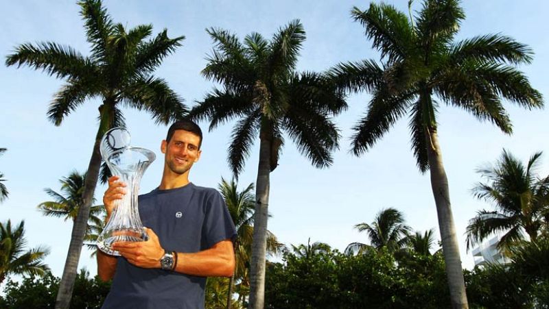 El serbio Novak Djokovic ha logrado el trigésimo título de su carrera al revalidar el de campeón del Masters 1.000 de tenis de Miami (Estados Unidos), en cuya final ha batido al británico Andy Murray por 6-1 y 7-6 (4). 