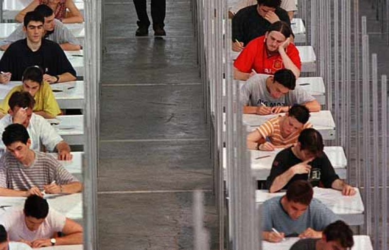 Alrededor de 150.000 alumnos se examinan de selectividad desde hoy para poder matricularse por vez primera en carreras de las universidades públicas. Los primeros en empezar han sido los de Castilla y León (09/06/08).