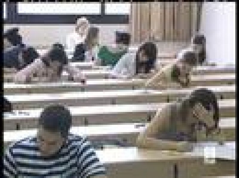 Alrededor de 150.000 alumnos se examinan de selectividad desde hoy para poder matricularse por vez primera en carreras de las universidades públicas. Los primeros en empezar han sido los de Castilla y León (09/06/08).