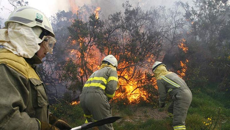 Continúan las labores de extinción del incendio de Fragas do Eume