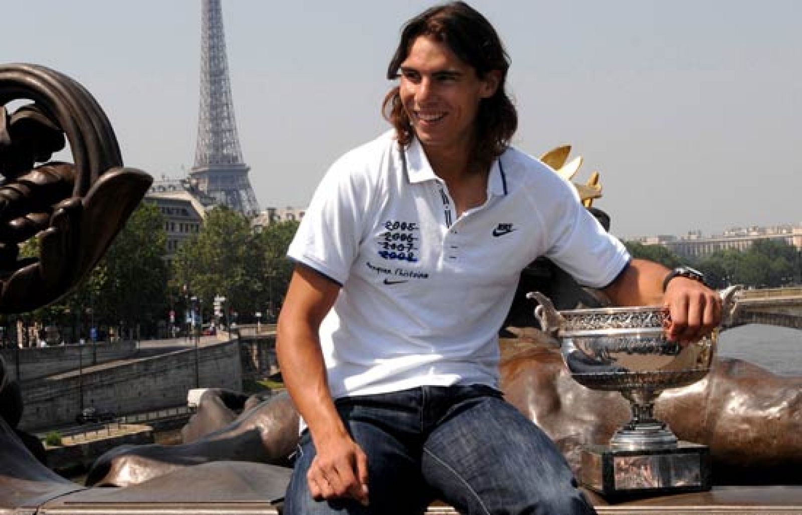 Nadal pasea su trofeo por París