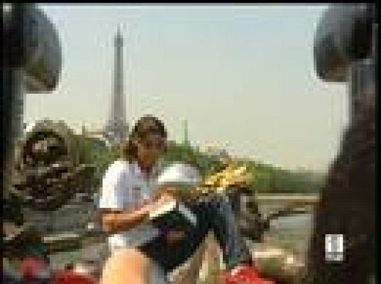  - Nadal pasea su trofeo por París