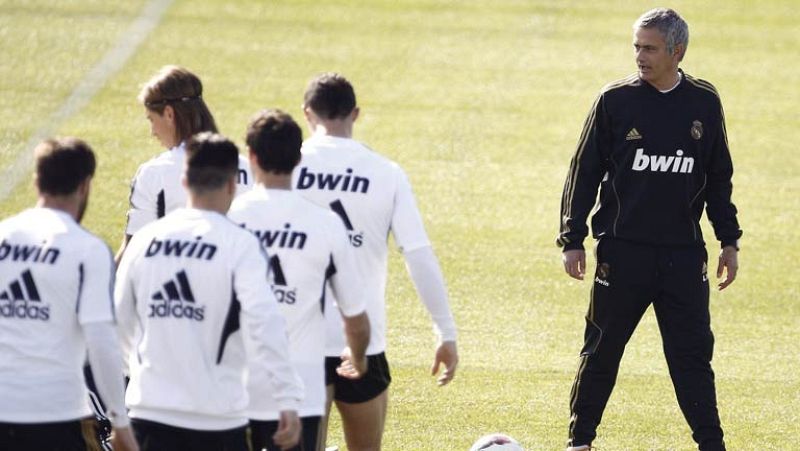 El Real Madrid recibirá al Apoel el miércoles y Mourinho ha dirigido el entrenamiento casi en familia en Valdebebas. Apenas 15 jugadores se han ejercitado en el campo, 13 de la primera plantilla. Tranquilidad en el Madrid que suma además ya 23 jornad