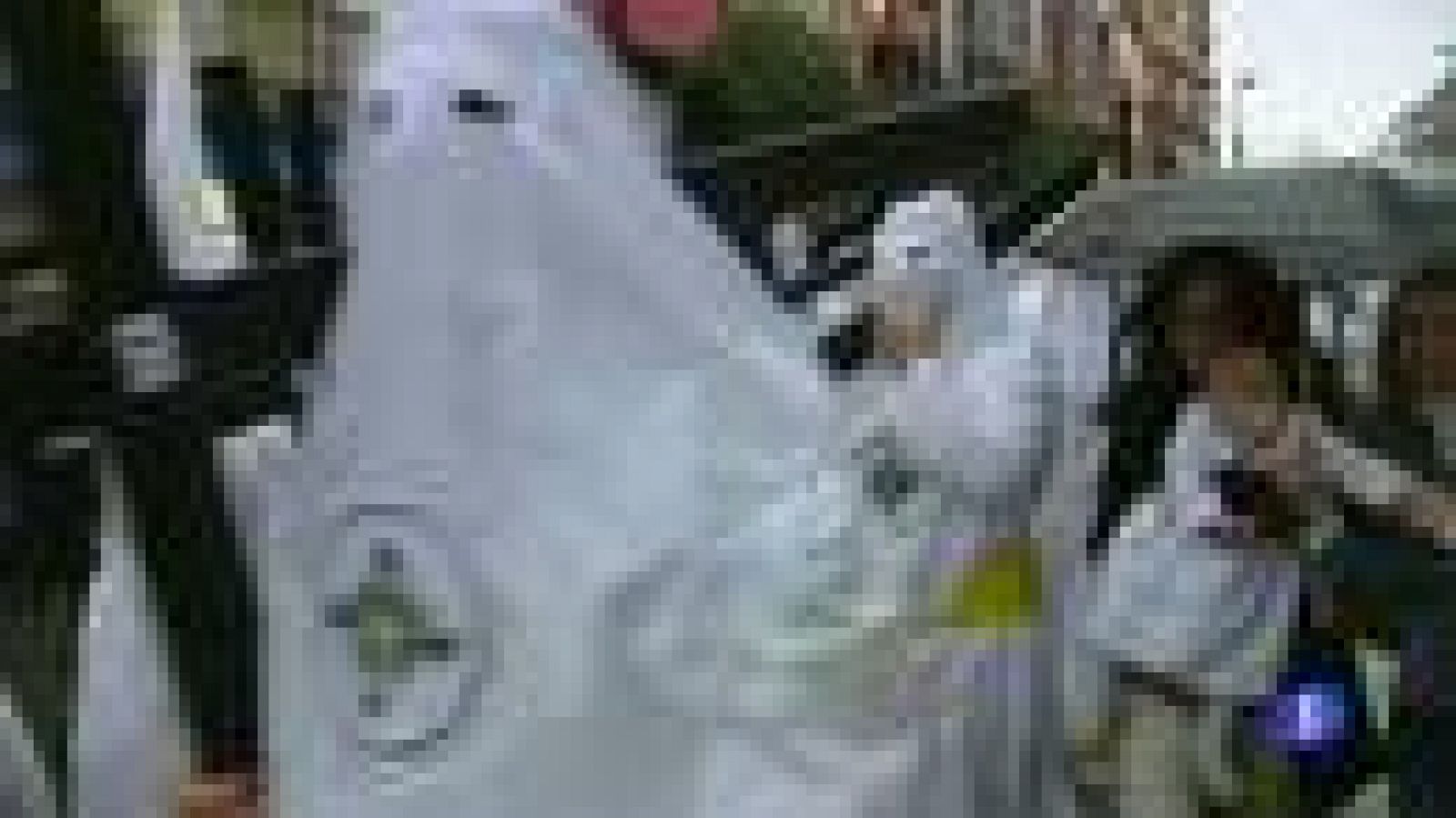 La lluvia empaña el  lunes Santo