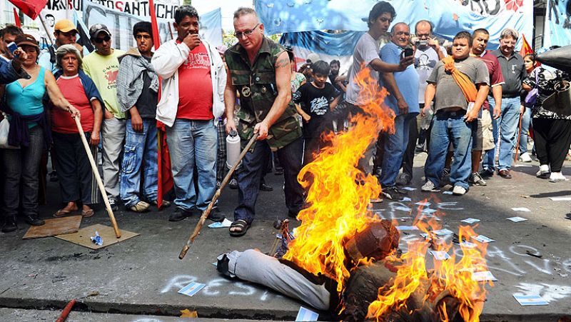  En Argentina y en el Reino Unido celebraron el 30 aniversario de la guerra de las Malvinas con ceremonias discretas pero acompañadas de discursos intransigentes sobre la disputada soberanía del archipiélago del Atlántico Sur.