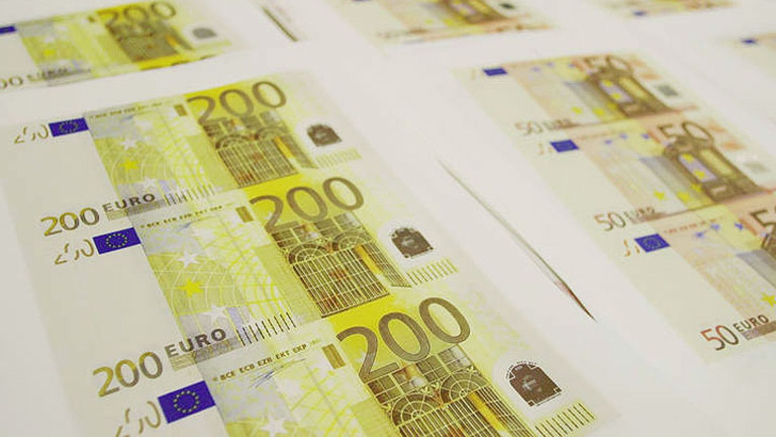 España capta 2.589 millones en deuda a largo plazo y sube el interés en todos los plazos