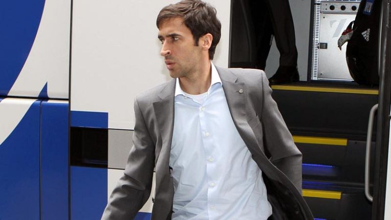 El Schalke, que perdió 2-4 en la ida, llega a Bilbao para disputar la vuelta de cuartos contra el Athletic de Bilbao. El exmadridista Raúl fue aclamado en el aeropuerto de la capital vizcaína.