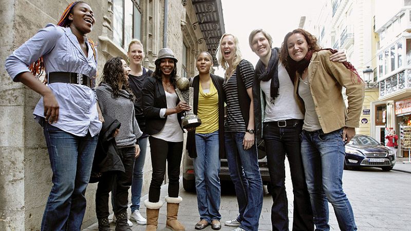 El Ciudad Ros Casares, que el domingo se proclamó campeón de Europa del clubes de baloncesto femenino, ha compartido el título conquistado en Estambul con las principales instituciones políticas valencianas, ya que fue recibido en la Generalitat ante