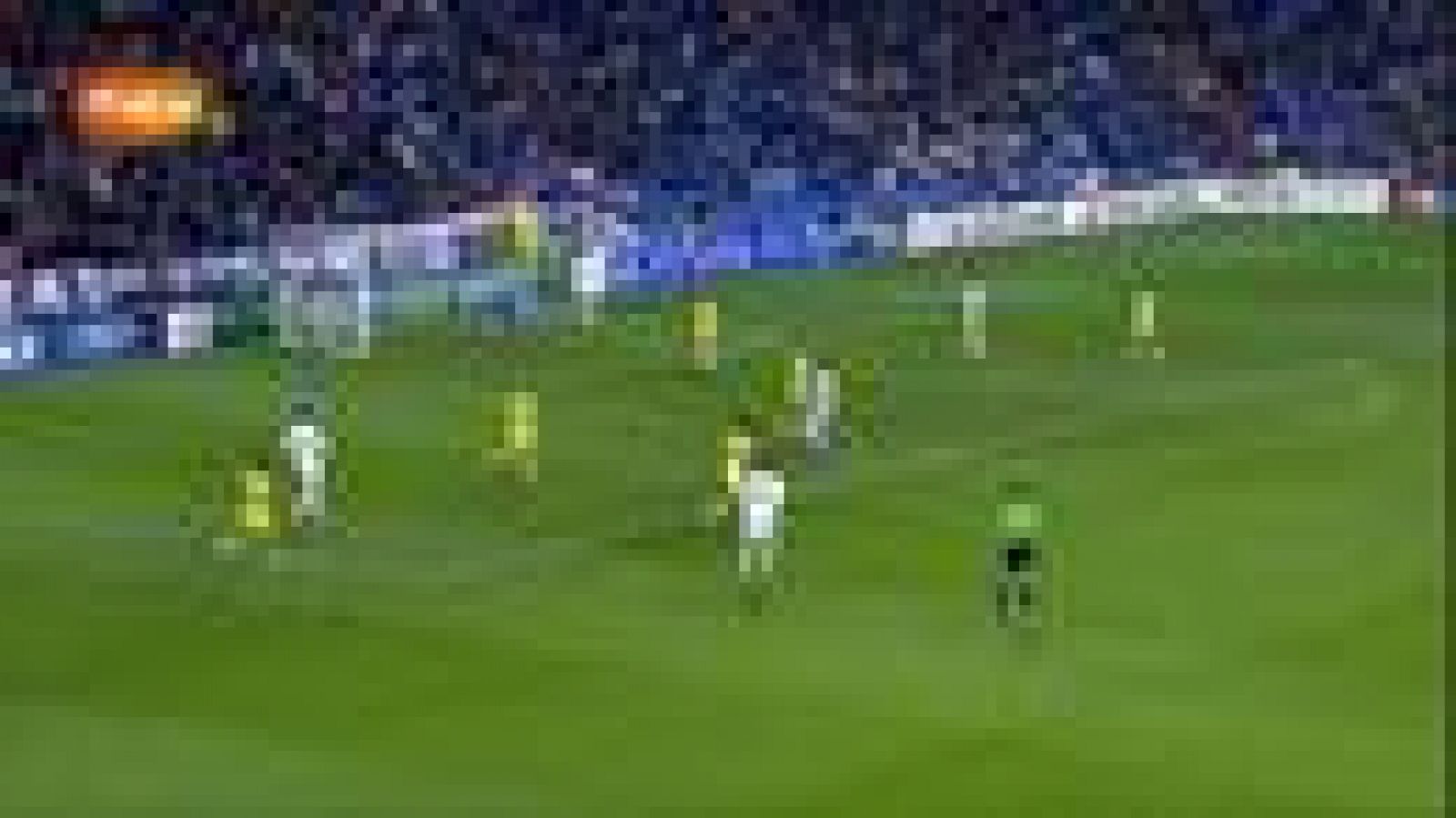 El centrocampista brasileño del Real Madrid Kaká ha marcado un golazo desde el pico del área para poner el 2-0 ante el Apoel de Nicosia.