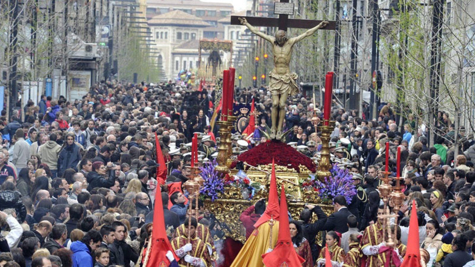 Un miércoles santo sin lluvias permite que las procesiones salgan