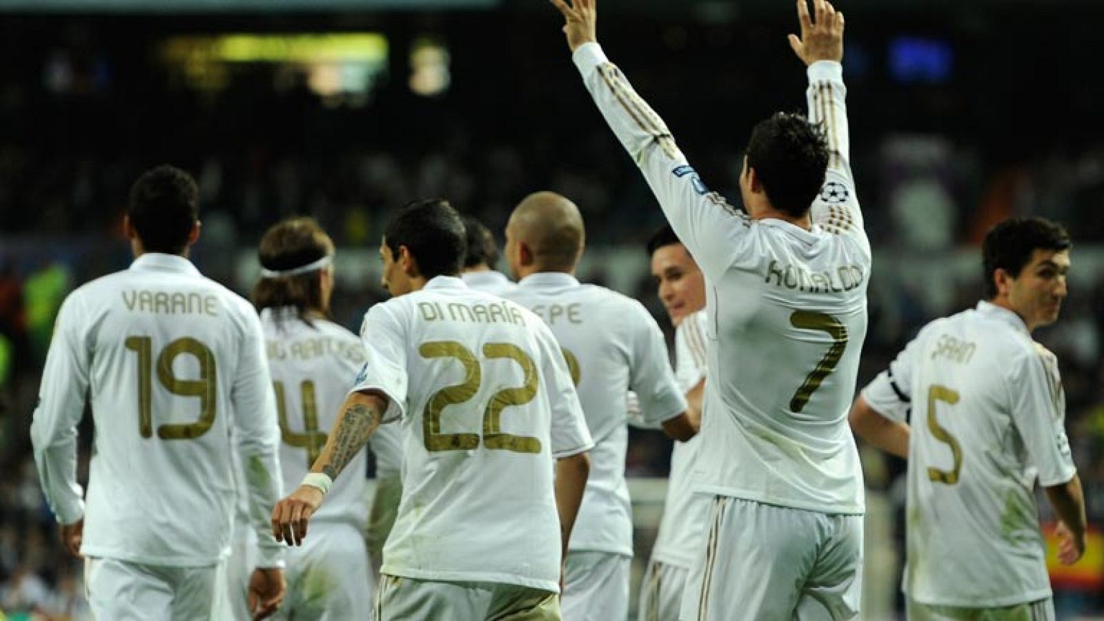 El conjunto blanco vence 5-2 al chipriota en un partido cómodo, con doblete de Cristiano Ronaldo, secundado por Kaká, Callejón y Di María. Manduca y Solari marcaron por el APOEL.