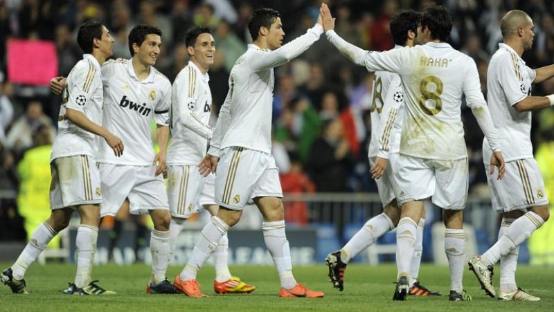 Cómodo triunfo del R. Madrid con goleada al Apoel en el Bernabéu. 5-2 con algunos tantos de especial ejecución, como el de Kaká. Goles muy repartidos...tan solo repitió Cristiano Ronaldo, que volvió a marcar de falta. 
