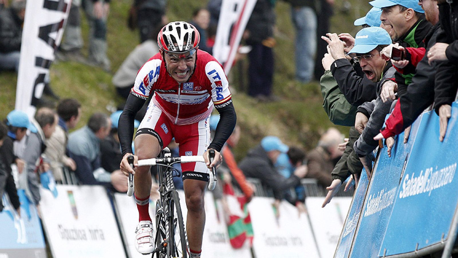 El corredor español Joaquín 'Purito' Rodríguez (Katusha) ha ganado hoy en el alto de Ibardin, final de la cuarta etapa de la 52 Vuelta al País Vasco, y se ha colocado líder de la carrera, por delante del anterior maillot amarillo, el también español