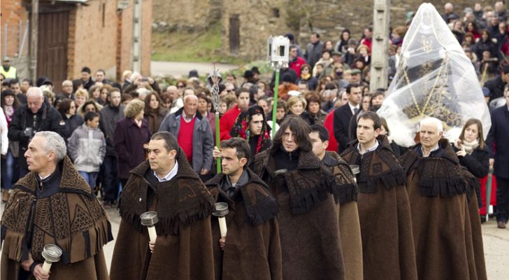 Informativo 24h - Solo algunas procesiones capean la lluvia este Viernes Santo