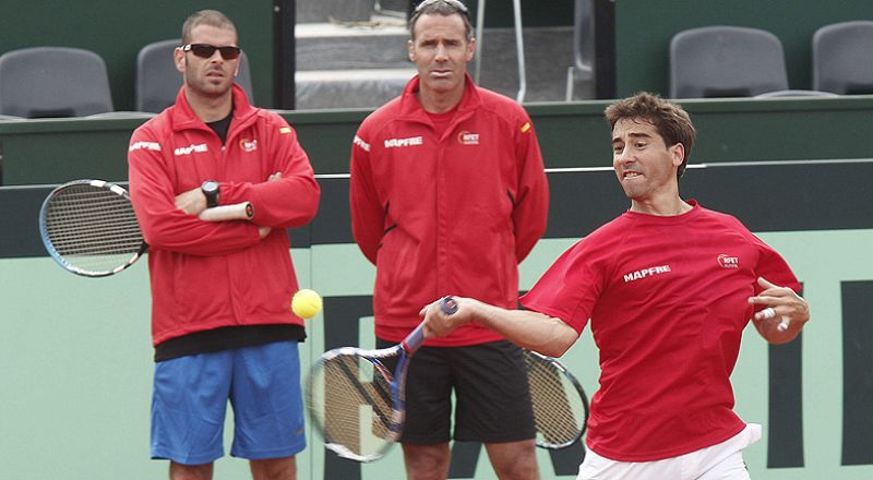 El equipo de dobles de España busca el tercer y definitivo punto que le de el pase a las semifinales de la Copa Davis. Granollers y Marc López, si se recupera de sus problemas de espalda, disputarán este sábado el partido de dobles.