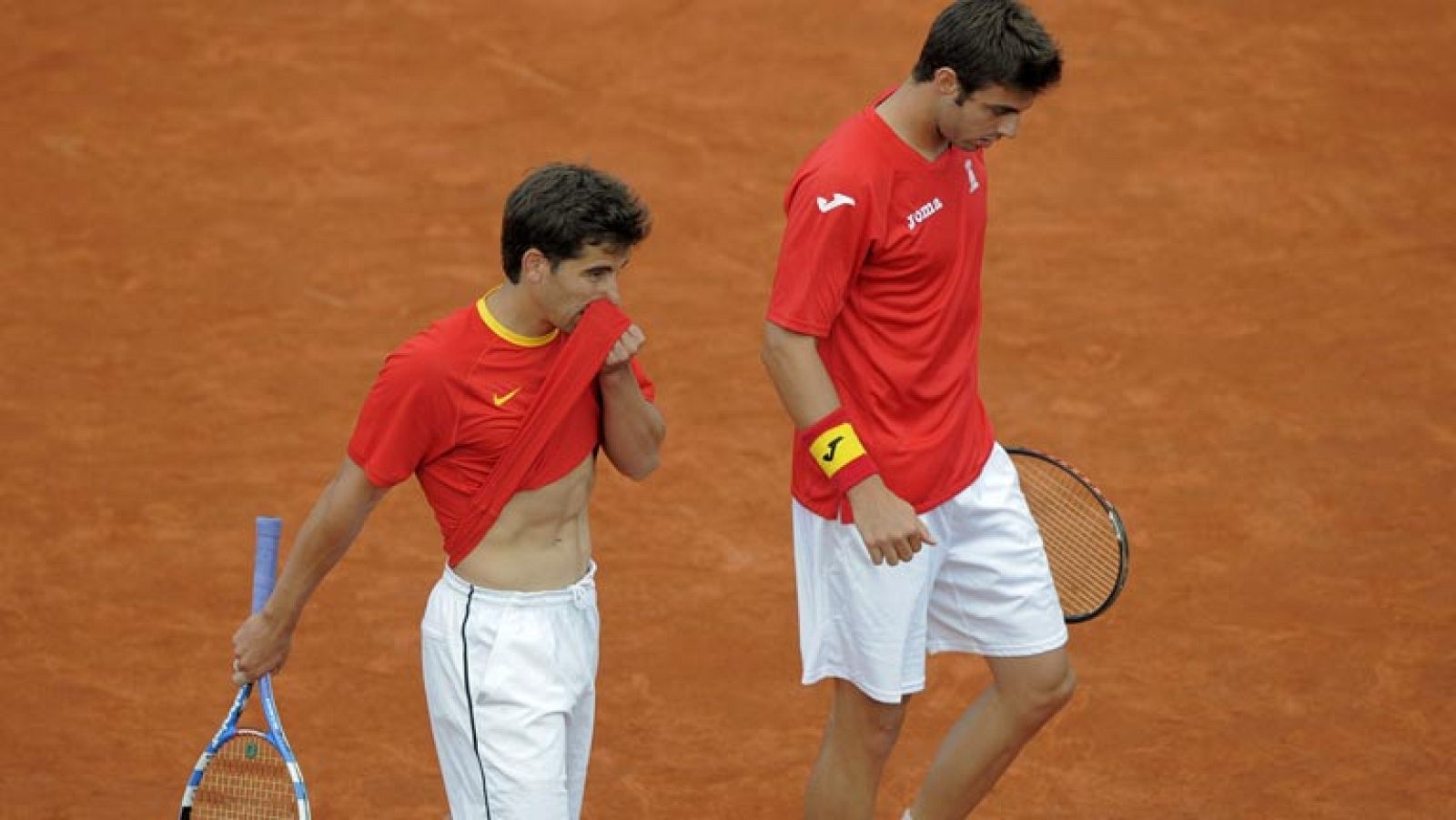 La derrota de Granollers y López frente a Peya y Marach, en un partido marcado por las interrupciones por la lluvia, deja la sentencia a manos de Ferrer contra Melzer o Almagro contra Haider-Mauder.