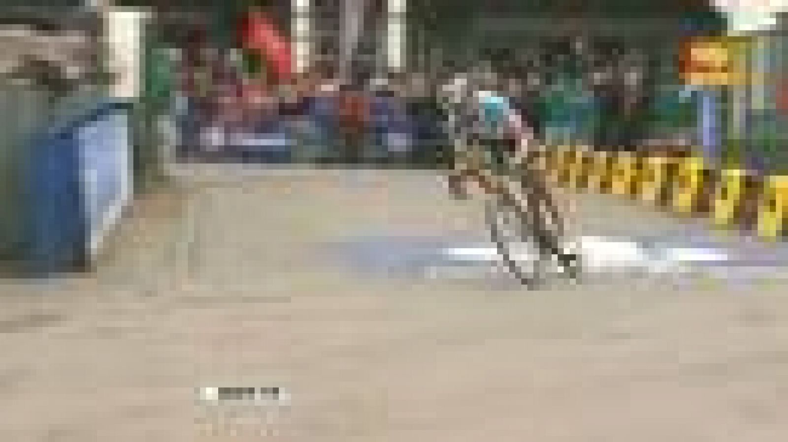 El belga Tom Boonen (Omega Pharma) consiguió en solitario su cuarta victoria en la clásica París-Roubaix, conocida por "el infierno del norte", tras un ataque a 50 kilómetros del final. Boonen paró el cronómetro de meta en 5h55:22, mientras por detrá