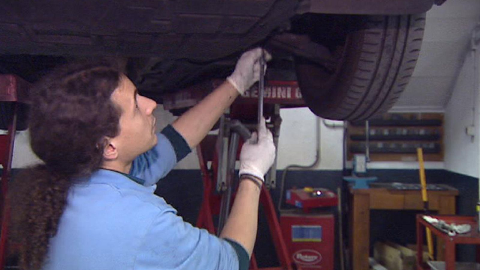 La subida de gasolina y la crisis provocan que algunos conductores no puedan circular