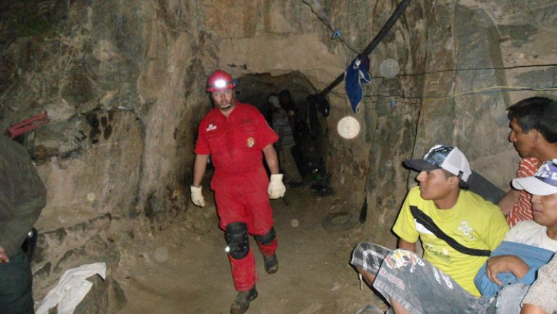 El gobierno peruano solicita ayuda para rescatar a nueve mineros atrapados por un derrumbe 