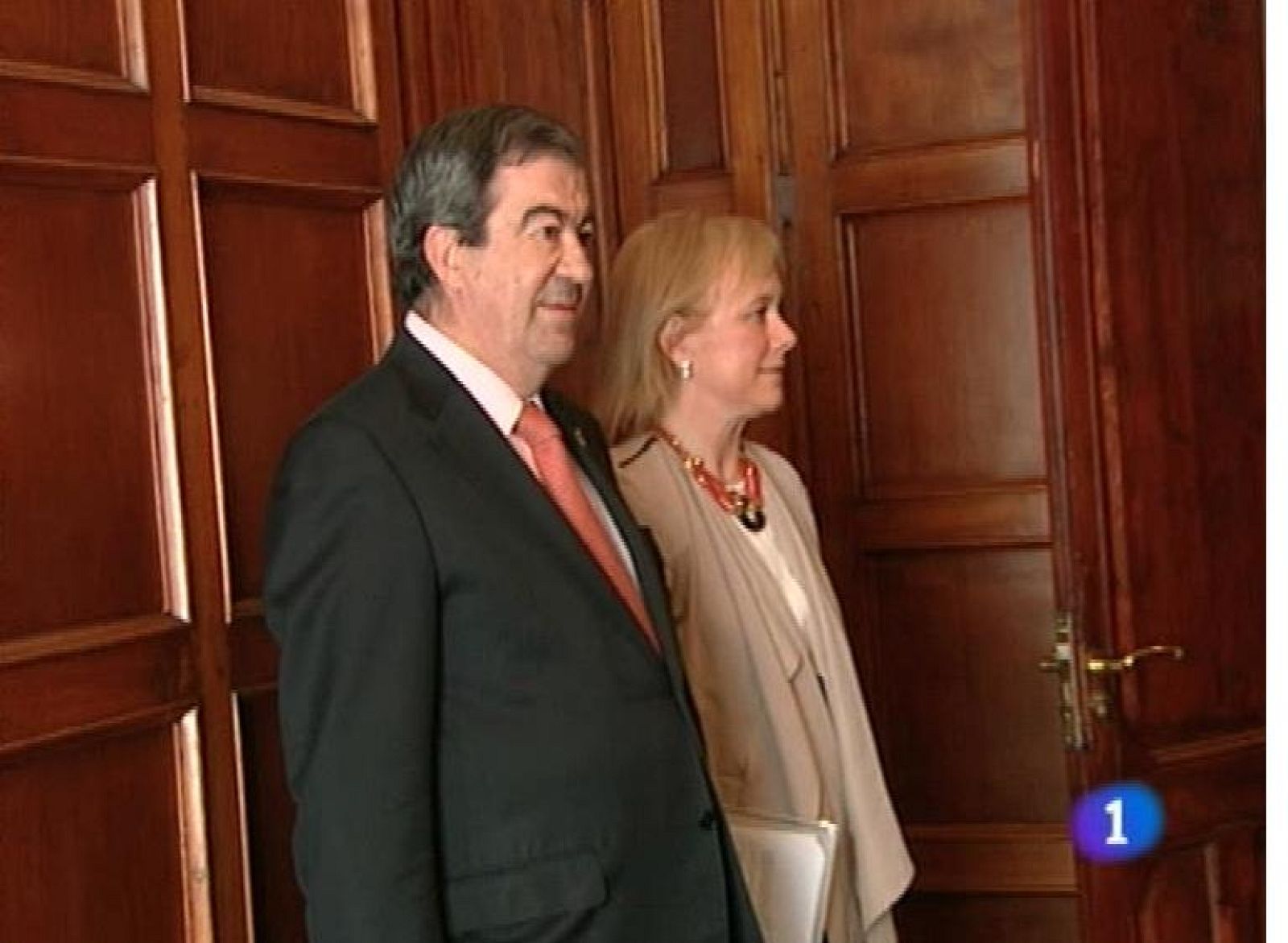  Francisco Álvarez-Cascos y Mercedes Fernández se han reunido esta mañana por segunda vez tras las elecciones autonómicas en busca de un acuerdo. Y Avilés celebró este mediodía la vigésima edición de la comida en  la alle, con más de 20.000 comensales sobre una mesa de cinco kilómetros de longitud.