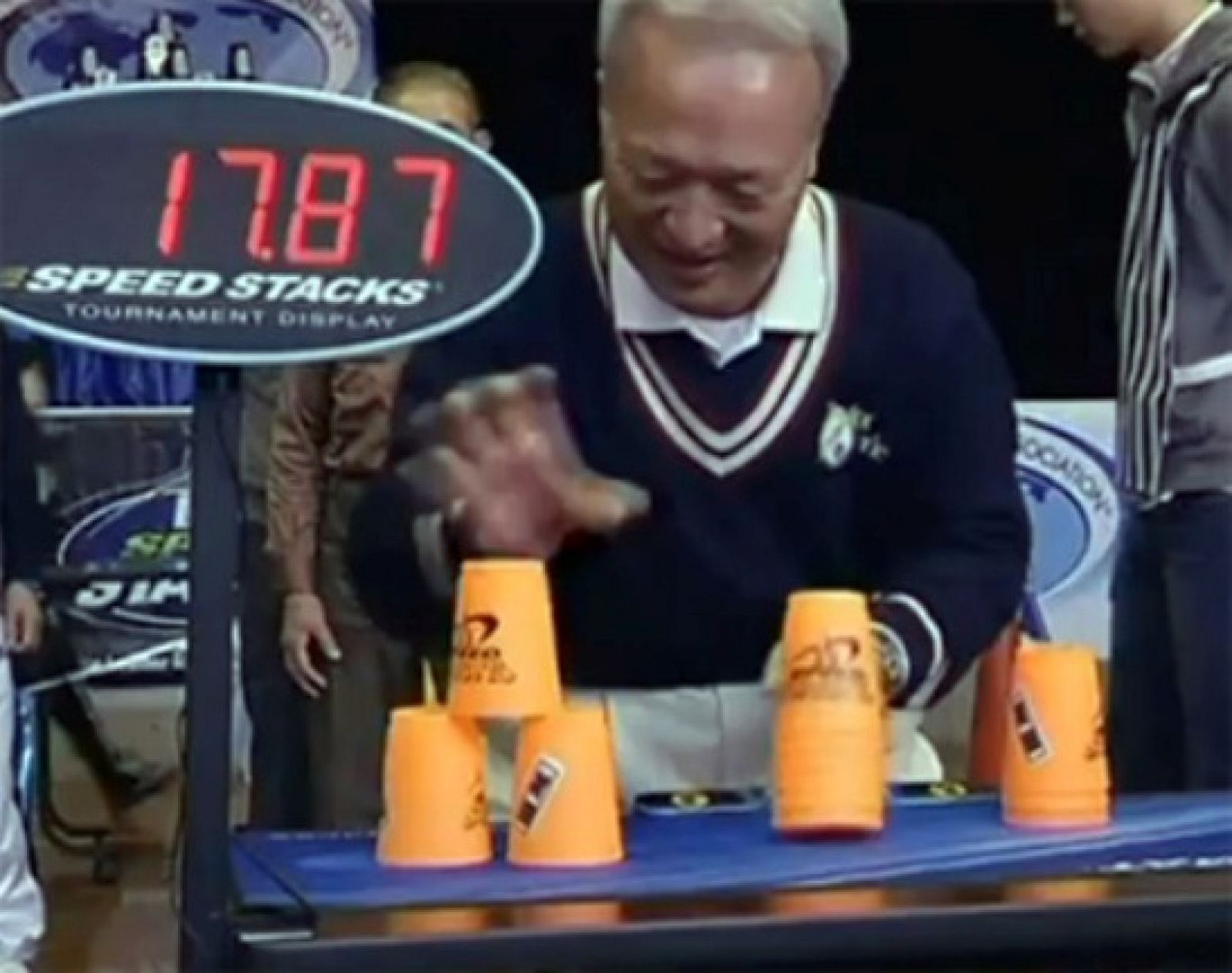 On Off: Camino del mundial de apilar vasos - On Off | Ver