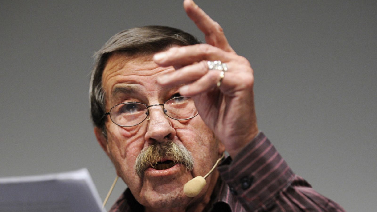 En Alemania, políticos del gobierno y de la oposicióncritican al escritor Gunter Grass