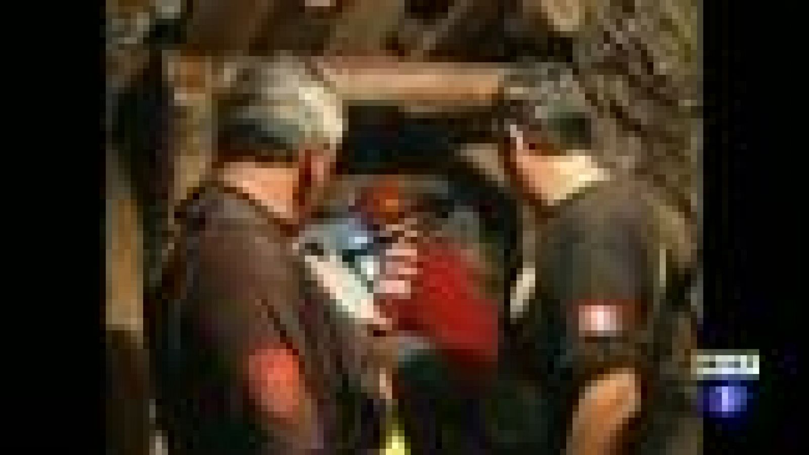 Telediario 1: Construyen un encofrado para llegar a los nueve mineros atrapados en Perú | RTVE Play