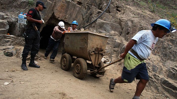 Telediario 1 - Construyen un encofrado para llegar a los nueve mineros atrapados en Perú