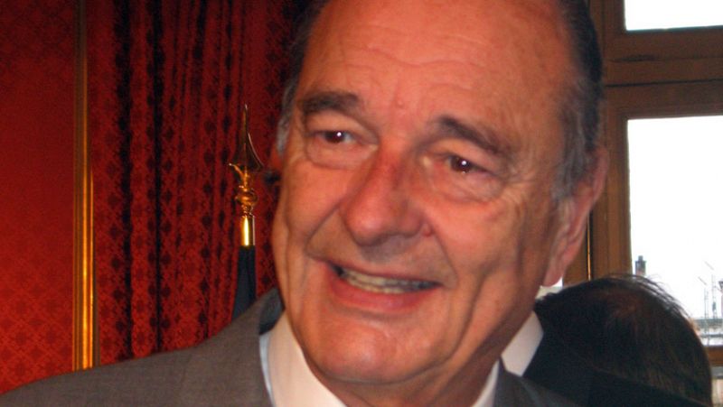 El presidente Chirac es reelegido por una amplísima mayoría gracias a un fenómeno que conmociona al país: el resultado histórico del ultraderechista Frente Nacional.