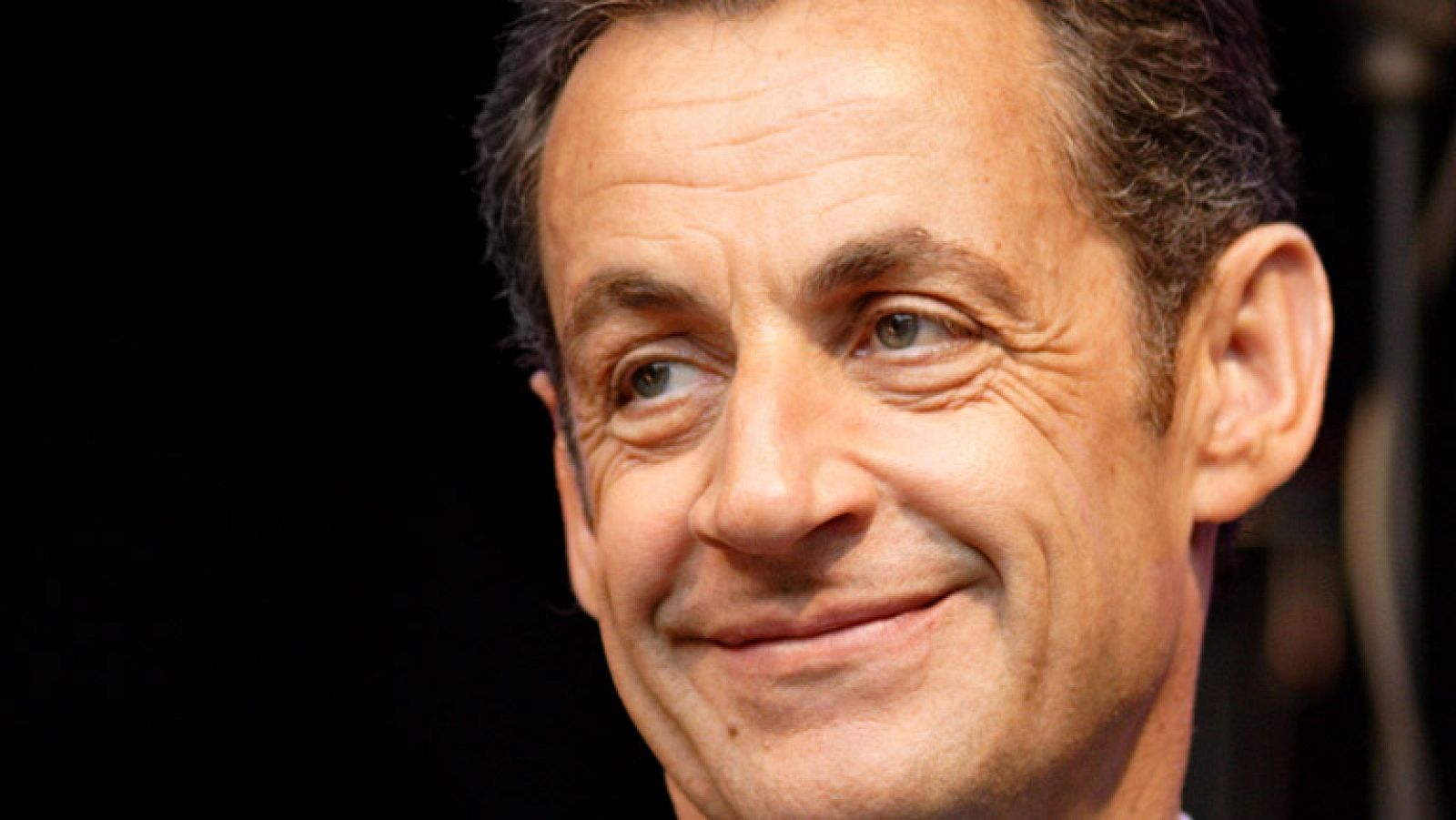 El candidato del centro-derecha, Nicolás Sarkozy, se impuso en la segunda vuelta de las presidenciales de 2007 a la socialista Segolene Royal, gracias a un discurso rupturista con el pasado y a los guiños al electorado del Frente Nacional, que obtuvo