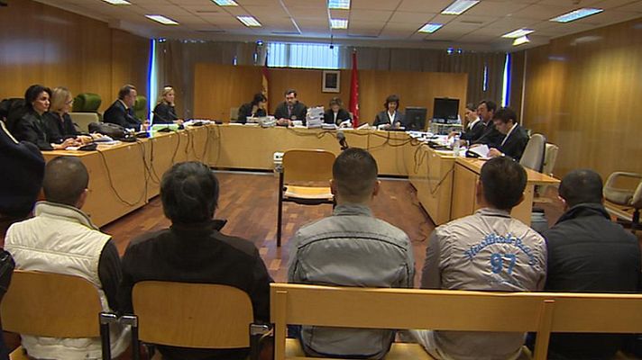 Telediario 1 - Juicio a siete ciudadanos chinos