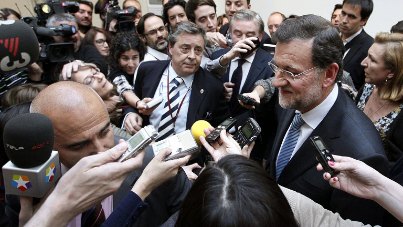 Rajoy se da la vuelta ante los periodistas cuando le preguntan por la prima de riesgo