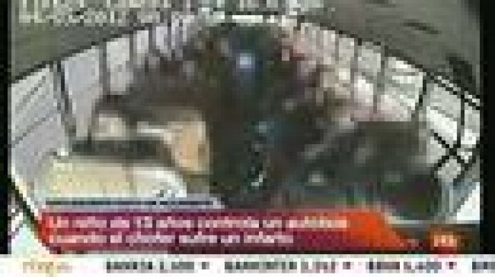 La tarde en 24h - Un niño controla un autobús después de que el conductor sufriera un infarto