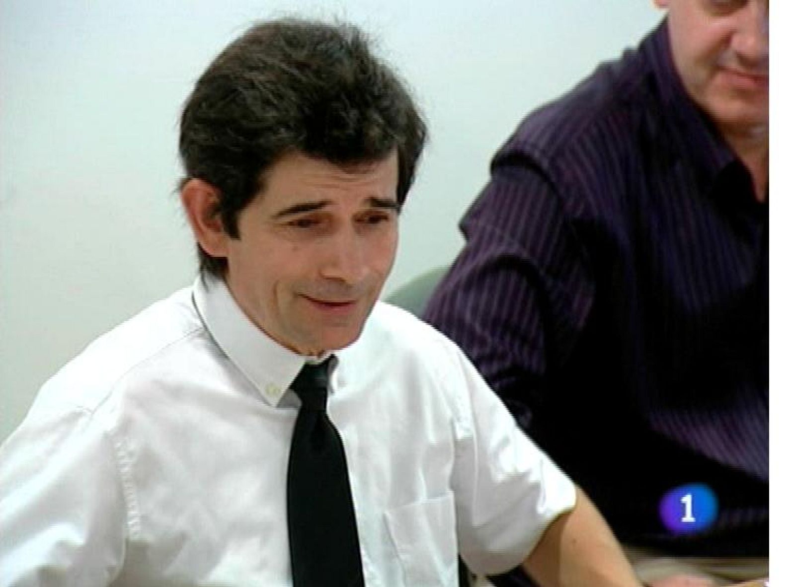  El juez Ángel Sorando ha solicitado ser apartado del caso Marea tras haber sido expedientado por unas críticas realizadas a la labor de la Fiscalía de Asturias. Y la directiva de Foro aprueba recurrir ante los tribunales ordinarios la decisión de la Junta Electoral central de dar por válido el voto de los emigrantes. 