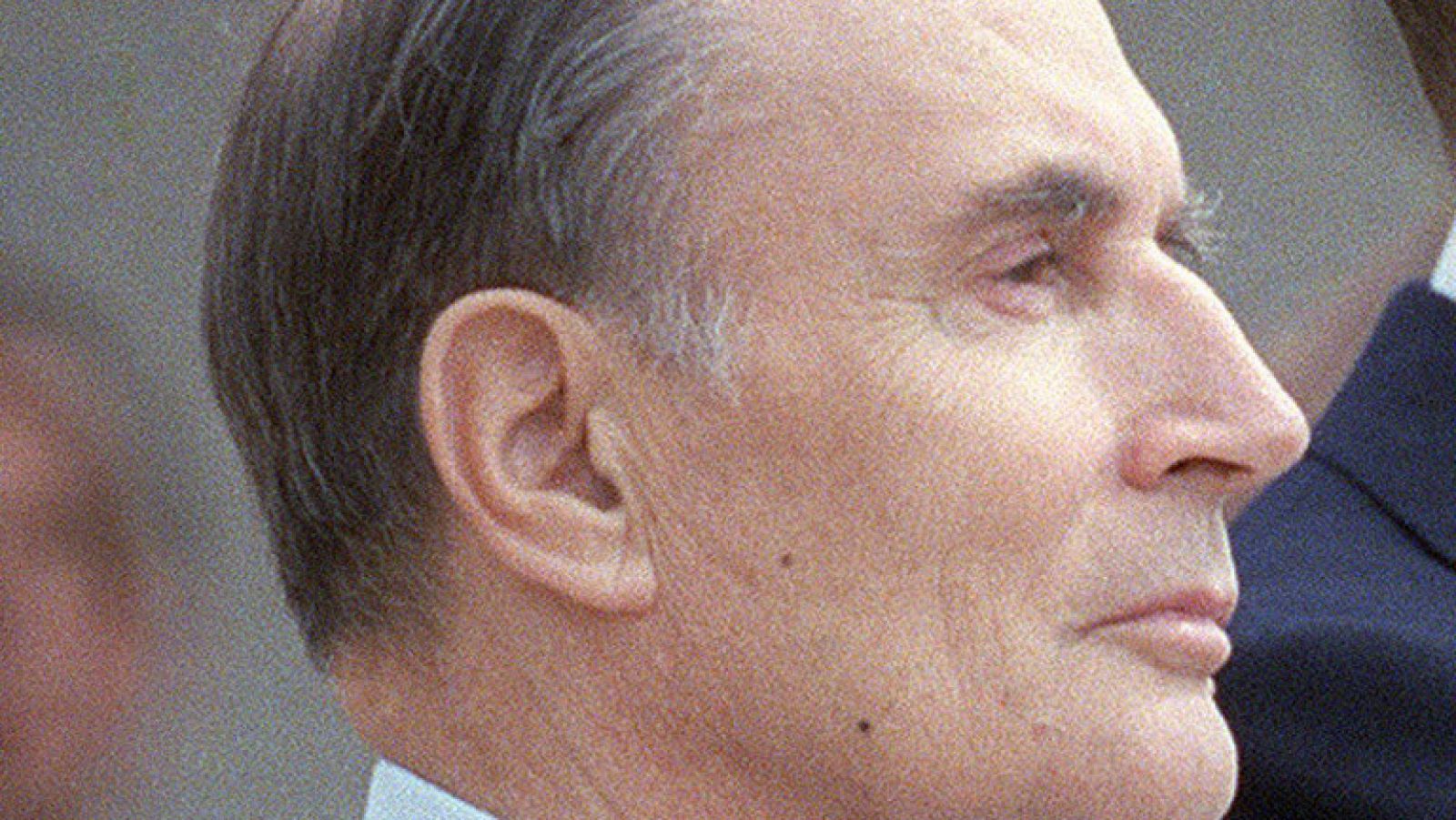 La victoria de François Mitterrand, que consiguió remontar y lograr la reelección en Francia, precipitó la salida del Gobierno de Jacques Chirac, su rival, que dimitió como primer ministro. 