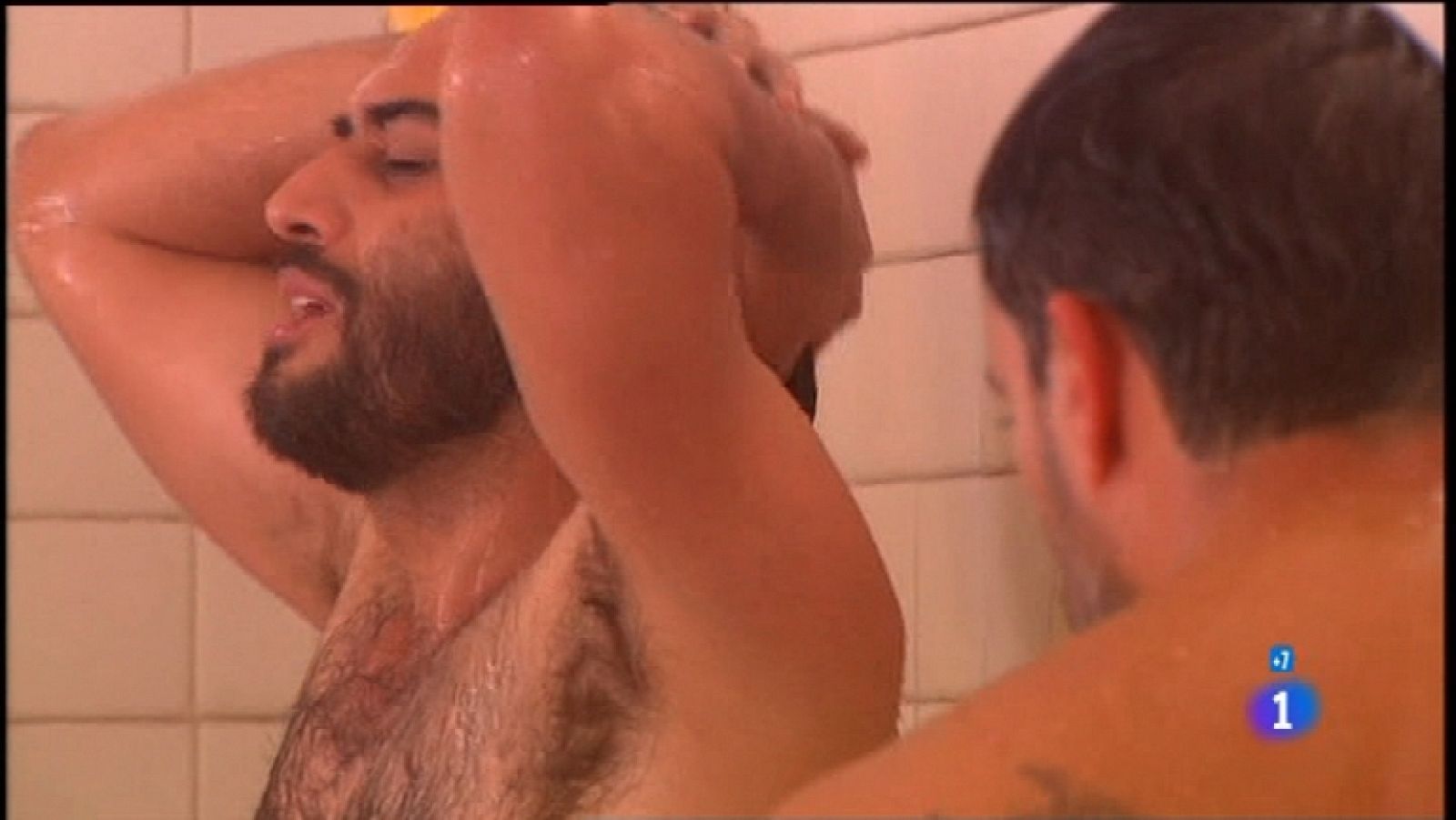 Cielo Rojo - Capítulo 64 - Aleida está consiguiendo sus propósitos con Andrés, que se siente incómodo - Ver ahora