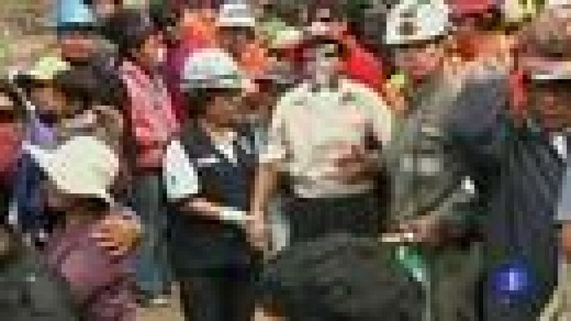 Los nueve mineros atrapados en Perú han visto por fin la luz del día