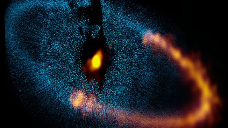 Gracias a nuevas imágenes de los telescopios de la Agencia Espacial Europea (ESA) y del Observatorio Austral Europeo (ESO) se han revelado los secretos sobre el cinturón de polvo que se encuentra alrededor de la estrella Fomalhaut y que le da esa pe