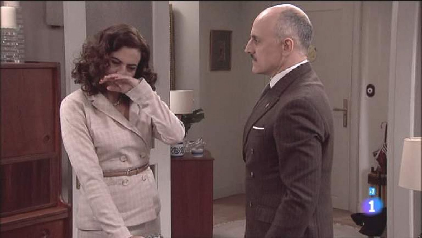 Amar en tiempos revueltos - T7 - Capítulo 154 - Cecilia se libra de Olavide y cuando sale de casa dispuesta a ir a la que cree de Alberto, se encuentra con él - Ver ahora