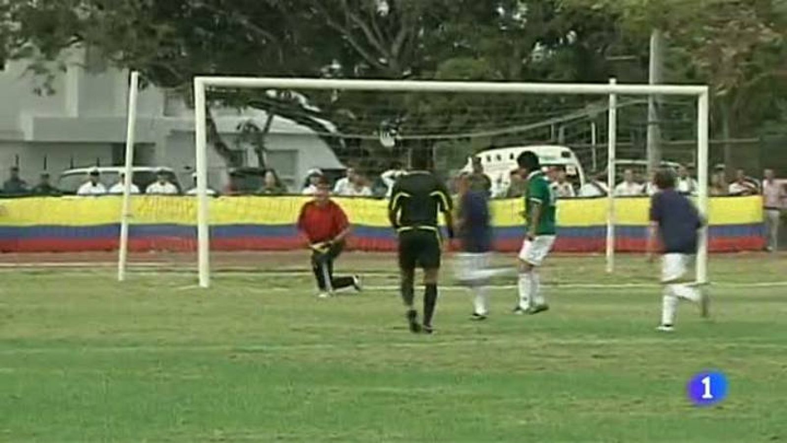 Telediario 1: Los presidentes juegan al fútbol en la cumbre de las Américas | RTVE Play