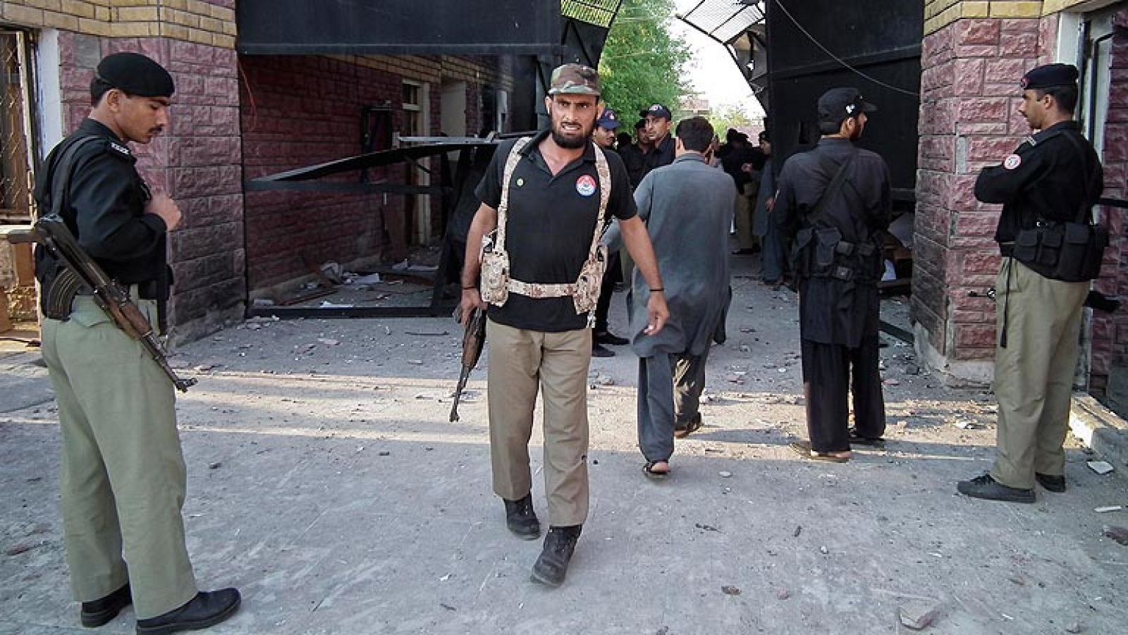 Casi 400 presos se escapan de una cárcel de Pakistán - Informativo 24h | Ver