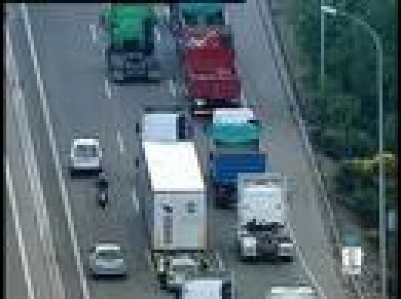 La primera jornada de paro en el sector del transporte ha causado cortes de carreteras, atascos y el bloqueo de la frontera francesa (09/06/08).