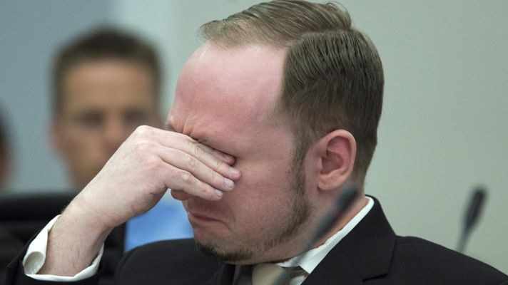  - Breivik llora de emoción en el juicio al ver el vídeo propagandístico que él mismo colgó en internet