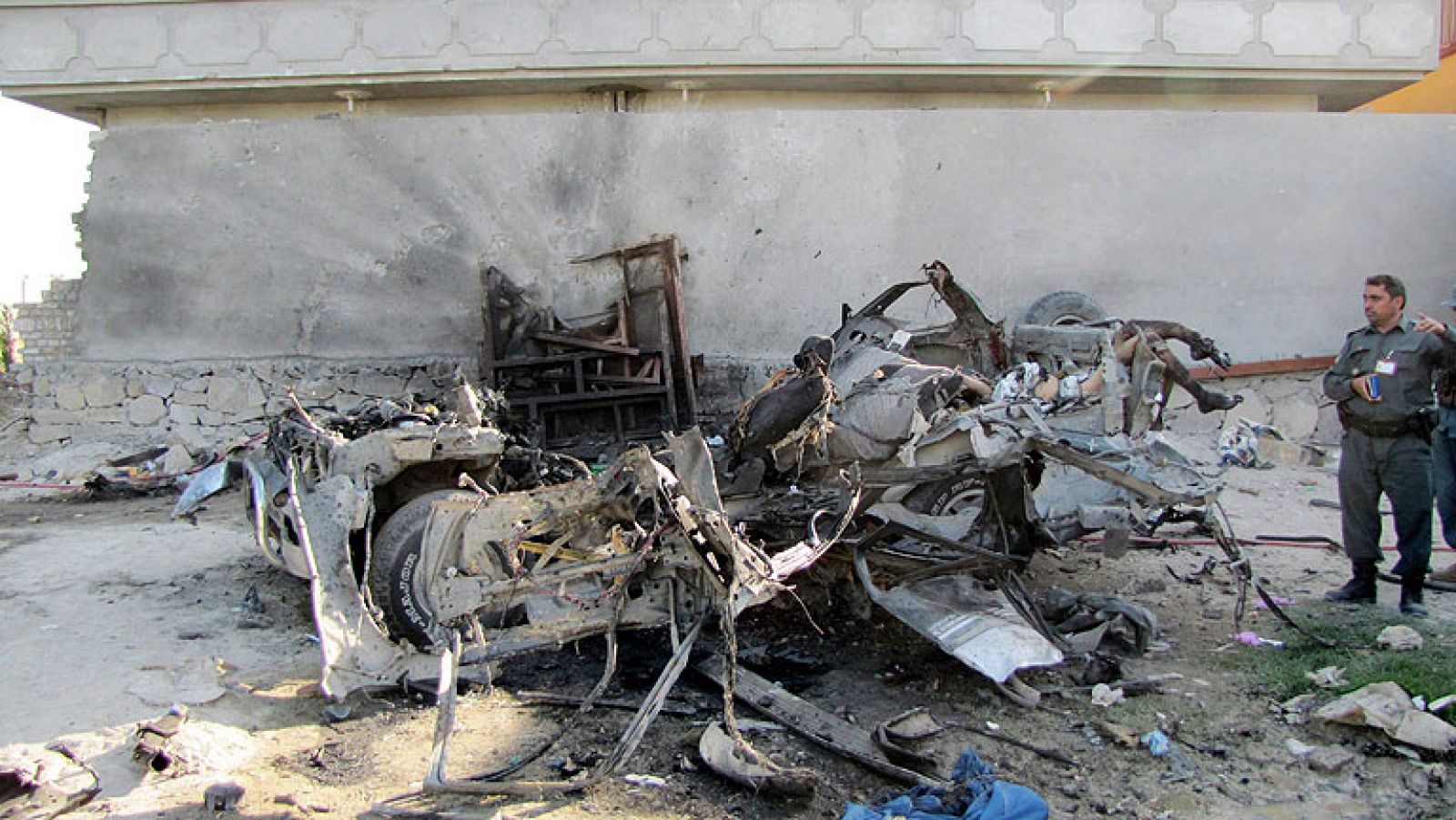  Treinta y seis insurgentes, tres civiles y ocho miembros de la fuerza de seguridad afgana han muerto en los ataques lanzados durante el domingo por comandos talibanes en Kabul y otras ciudades afganas, según ha manifestado el ministro de Interior afgano. Varios comandos talibanes lanzaron este domingo ataques coordinados en tres ciudades del este del país y la capital afgana, Kabul, donde dispararon contra embajadas y edificios oficiales, entre ellos el Palacio presidencial y el Parlamento.