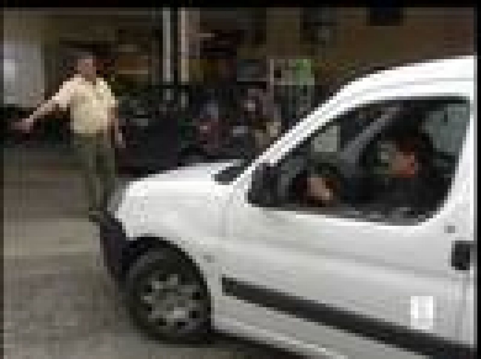 Los primeros efectos del paro se han dejado sentir en la distribución de carburantes. Más del 40% de las gasolineras de Cataluña y el 15% de las de Madrid se han quedado ya sin combustible (09/06/08).